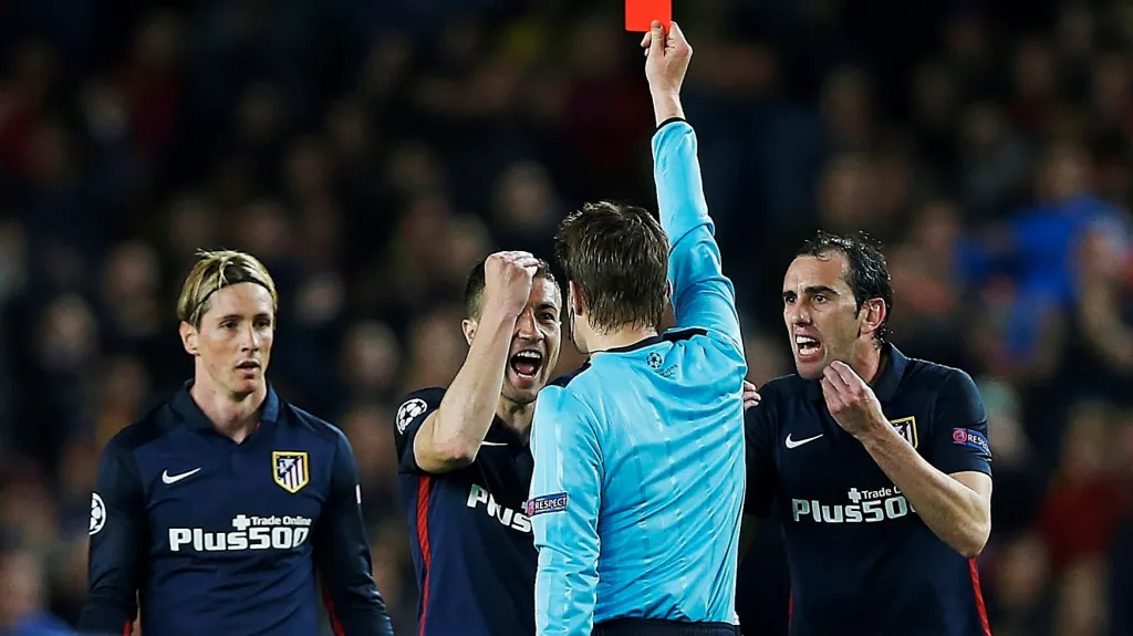 Útočník Atlética Madrid Fernando Torres vidí od sudího červenou kartu v duelu s Barcelonou