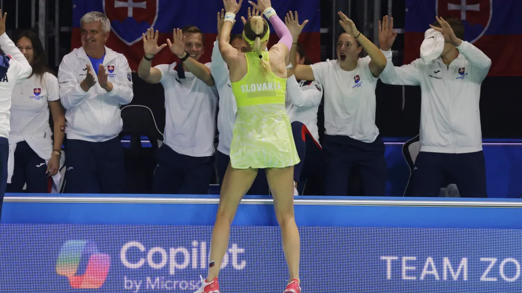 Slovenka Rebecca Šrámková oslavuje s týmem výhru