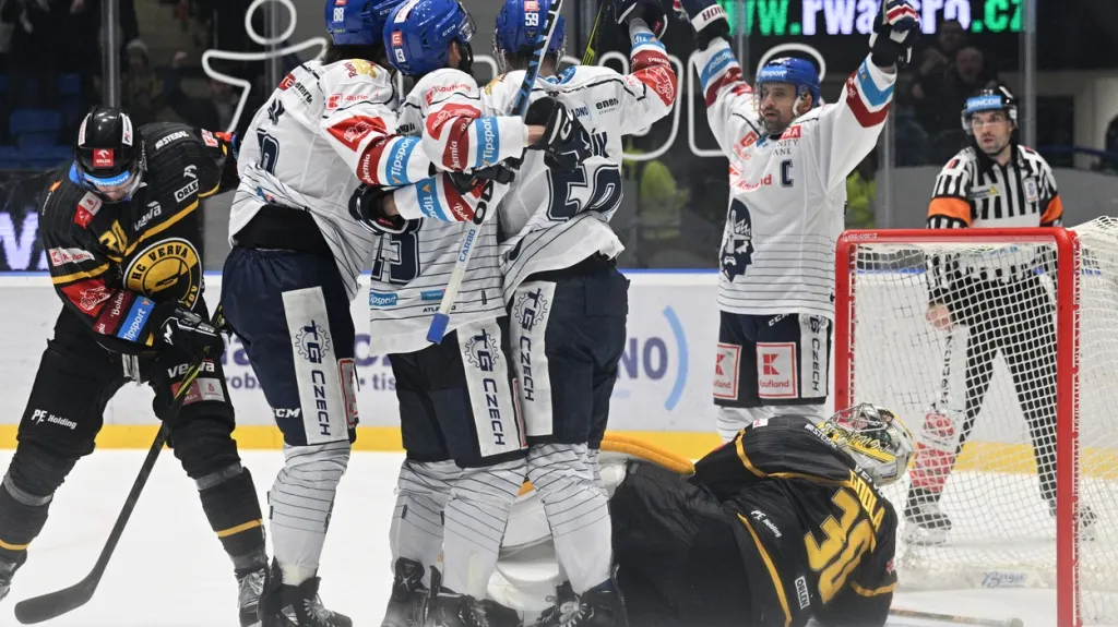 Kladenští hokejisté slaví gól proti Litvínovu