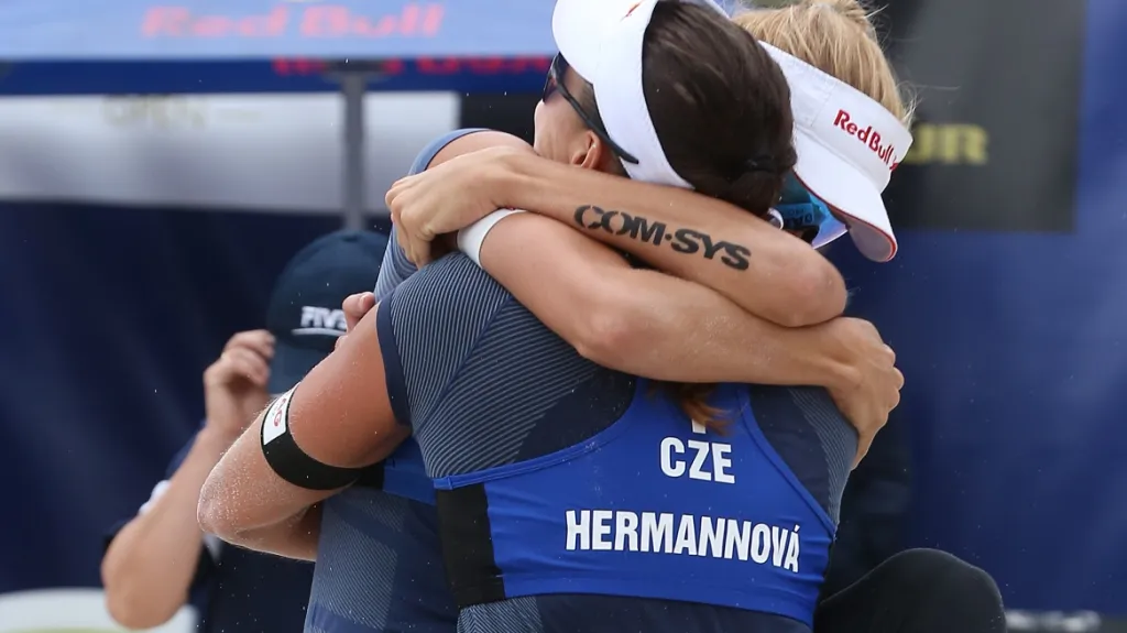 Markéta Nausch Sluková (vlevo) a Barbora Hermannová se radují z vítězství