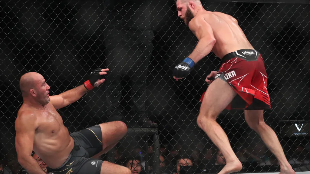 Jiří Procházka v duelu s Gloverem Teixeirou