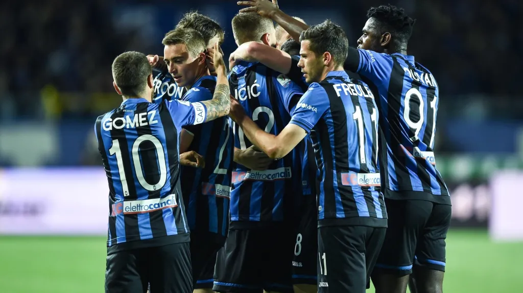 Fotbalisté Bergama se radují z gólu 