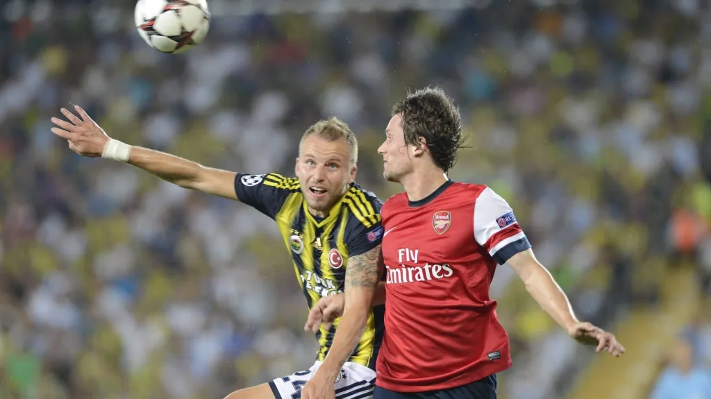 Michal Kadlec (vlevo) v souboji s Tomášem Rosickým