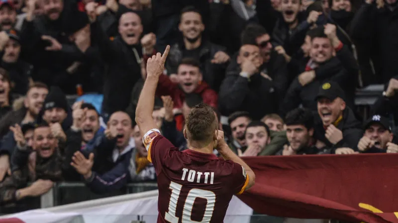 Francesco Totti slaví vstřelenou branku s fanoušky