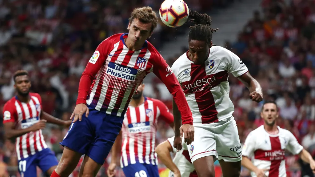 Antoine Griezmann z Atlética v souboji s Rubenem Semedem