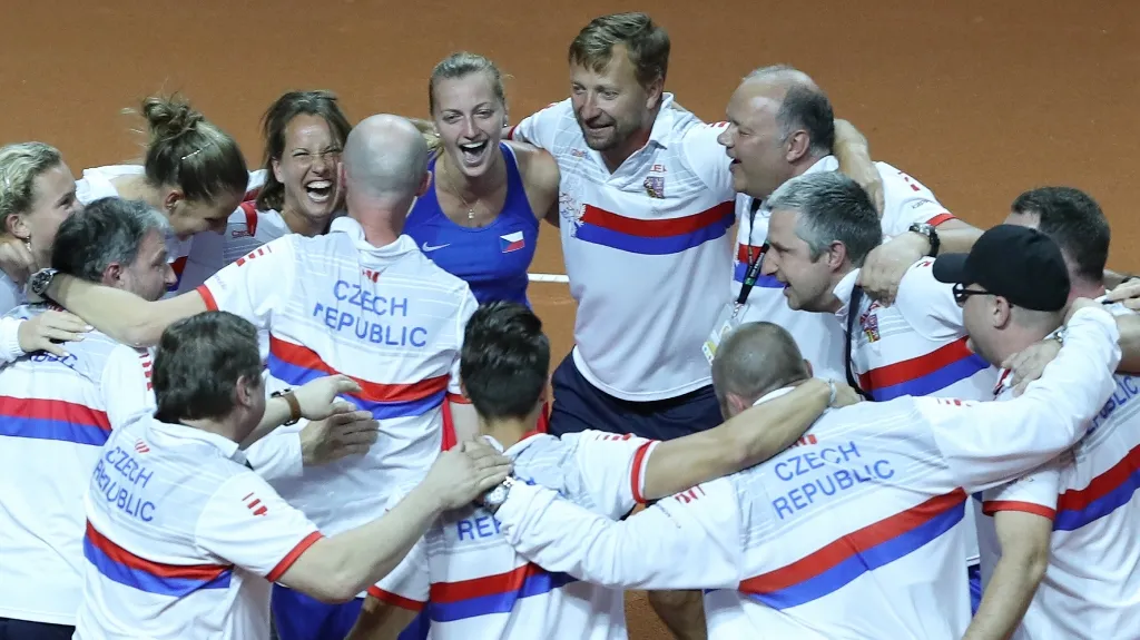 Petr Pála uprostřed fedcupového týmu