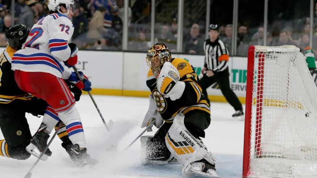 Filip Chytil z NY Rangers střílí gól do sítě Bostonu