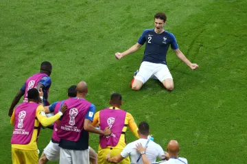 Francouz Benjamin Pavard se raduje z gólu