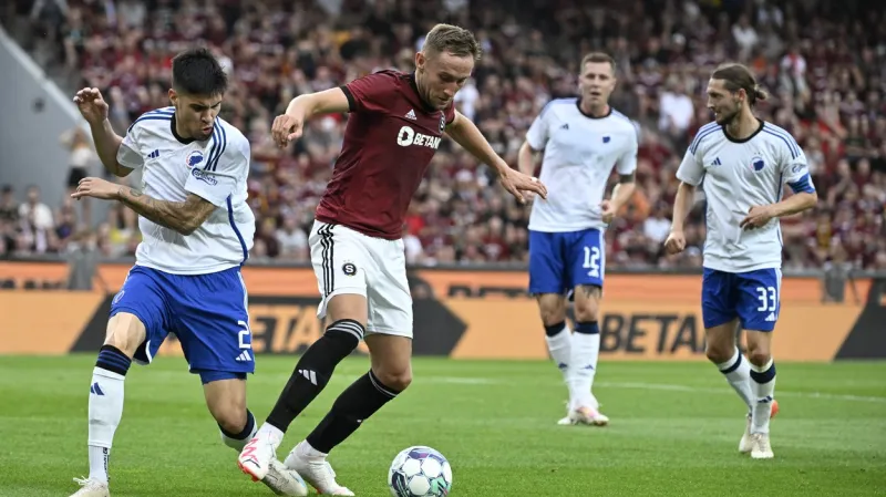 Sparťanský útočník Jan Kuchta si kryje míč v utkání proti Kodani