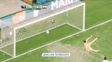 Šance v utkání Bosna a Hercegovina - Írán: Shojaei trefil břevno (25. min.)