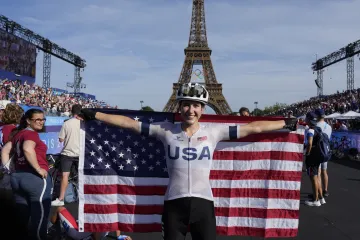 Američanka Kristen Faulknerová v cíli vítězného olympijského závodu