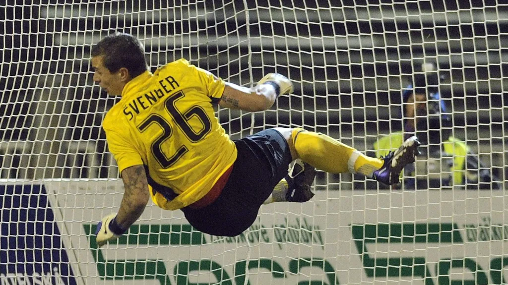 Brankář Sparty Švenger vyráží jednu ze střel Hradeckých