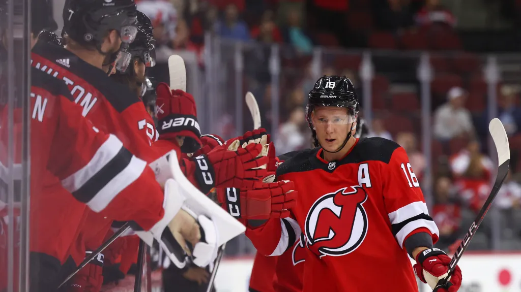 Ondřej Palát slaví se spoluhráči z New Jersey Devils