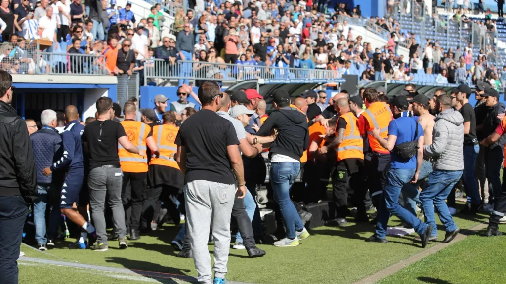 Fanoušci Bastie se postarali o ukončení zápasu s Lyonem