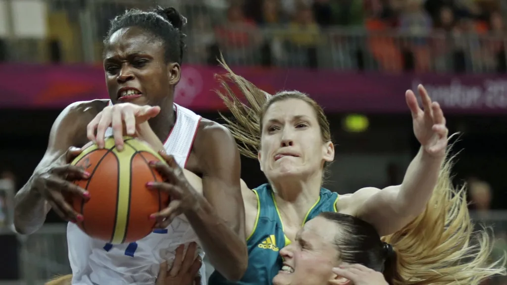 Souboj o míč v zápase Francie - Austrálie