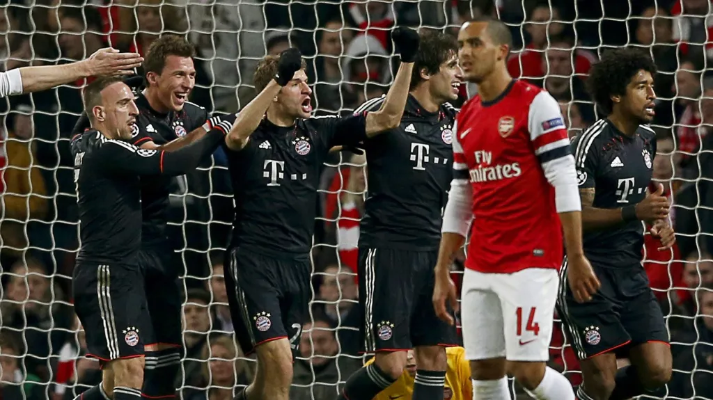 Hráči Bayernu slaví gól do sítě Arsenalu