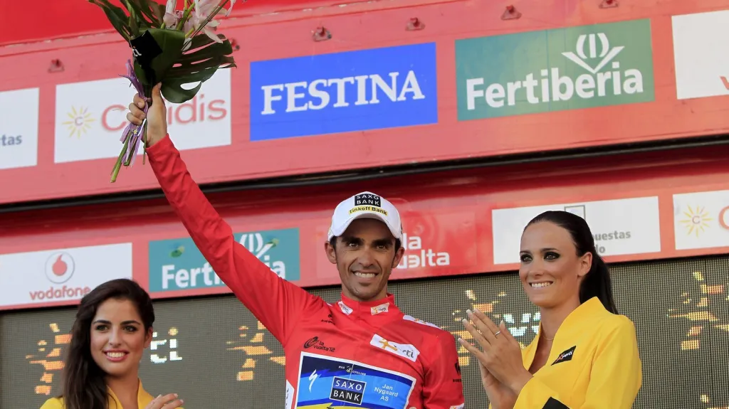 Alberto Contador v dresu vedoucího muže na Vueltě