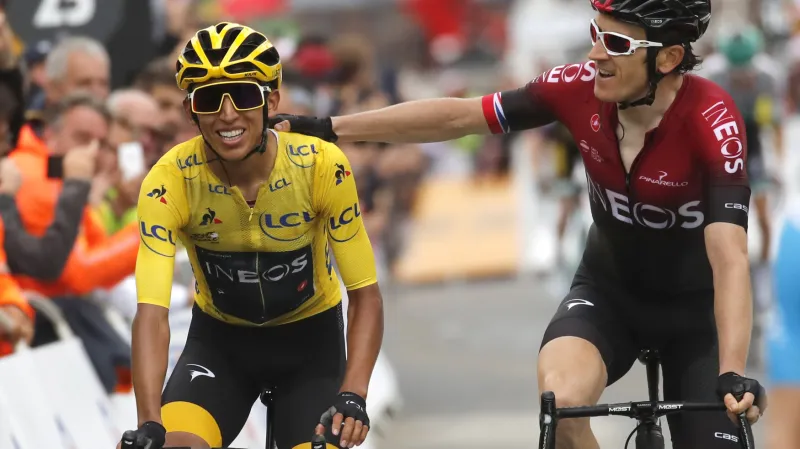 Geraint Thomas gratuluje Eganu Bernalovi