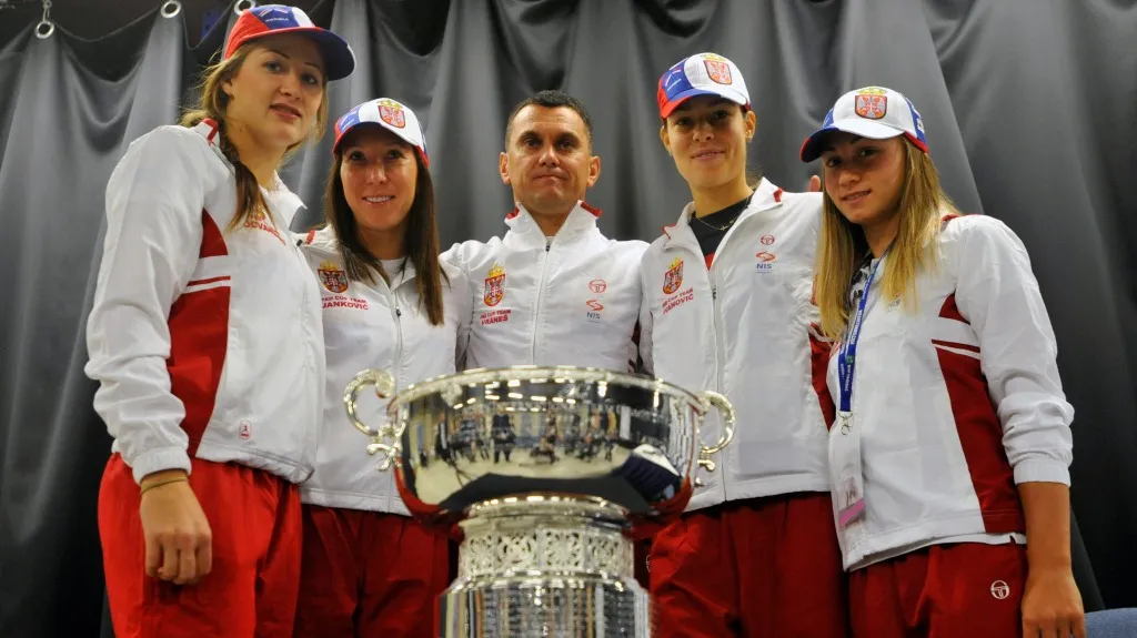 Zleva Jovana Bojanovská, Jelena Jankovičová, trenér Dejan Vraneš, Ana Ivanovičová a Aleksandra Kruničová pózují před finále Fed Cupu