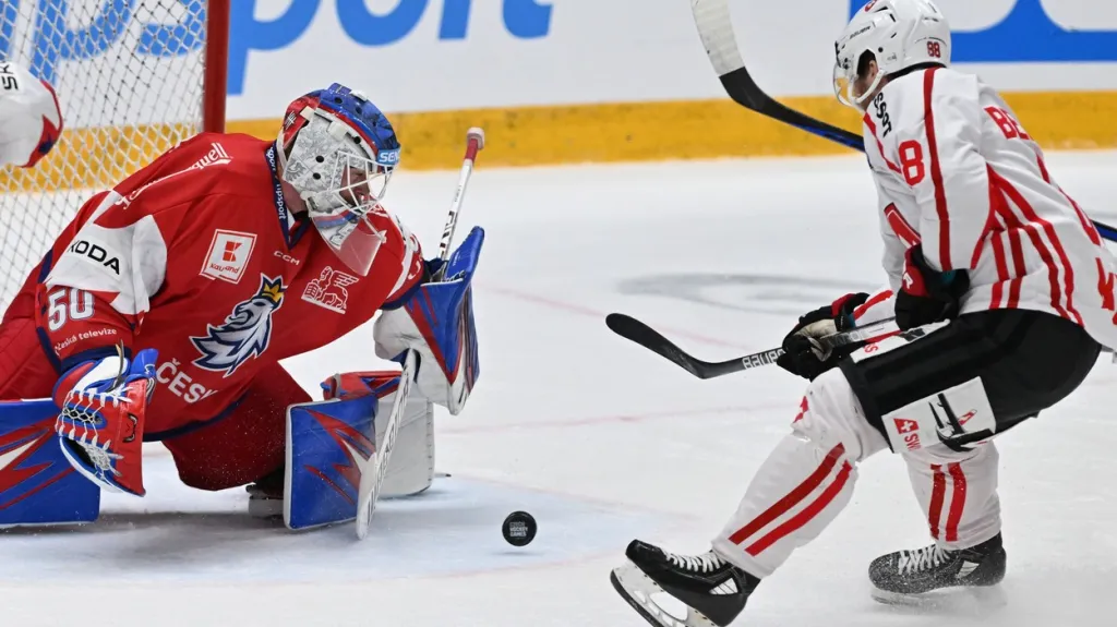 Brankář Karel Vejmelka čelí švýcarské šanci