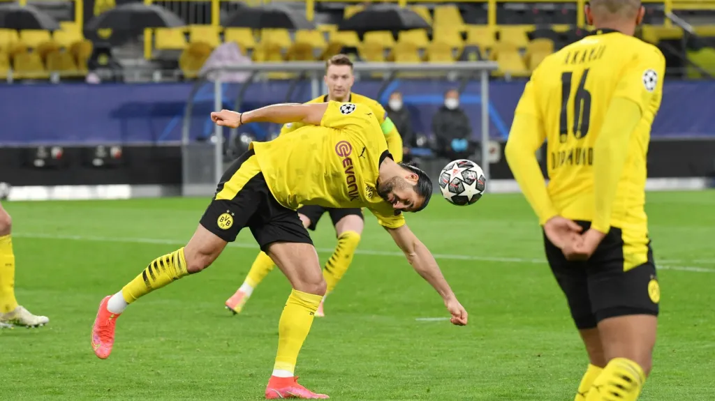 Emre Can (uprostřed) z Dortmundu v utkání s Manchesterem City