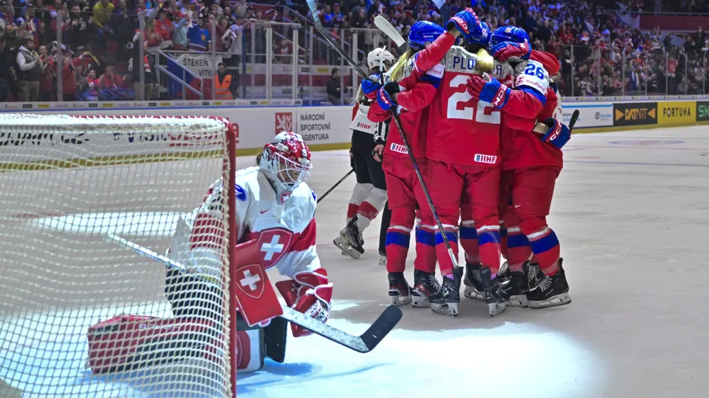 Hokejistky oslavují gól do švýcarské branky