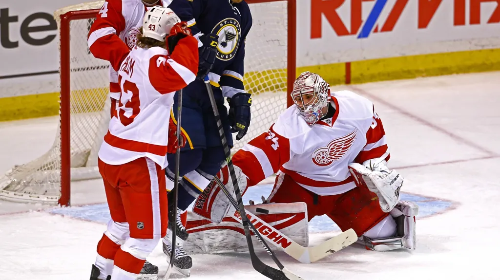 Petr Mrázek v utkání se St. Louis Blues