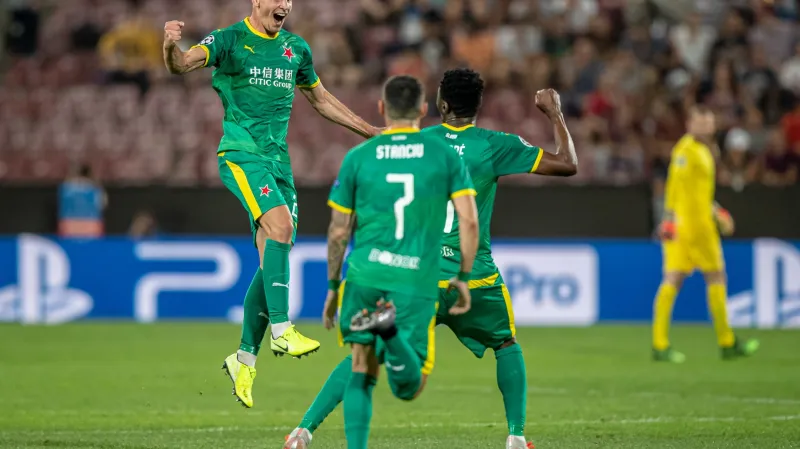 Lukáš Masopust (vlevo) slaví se spoluhráči ze Slavie gól ve 4. předkole LM