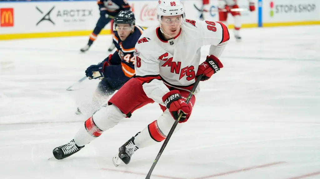 Martin Nečas z Caroliny v utkání na ledě NY Islanders