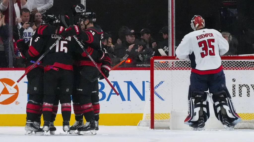 Hokejisté Caroliny v čele s Martinem Nečasem se radují z gólu