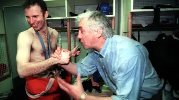 Ivan Hlinka slaví olympijské zlato s Dominikem Haškem