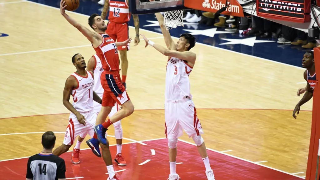 Tomáš Satoranský smečuje v utkání proti Houstonu