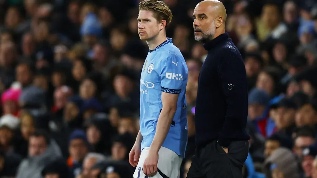 Trenér Pep Guardiola a Kevin De Bruyne z Manchesteru City
