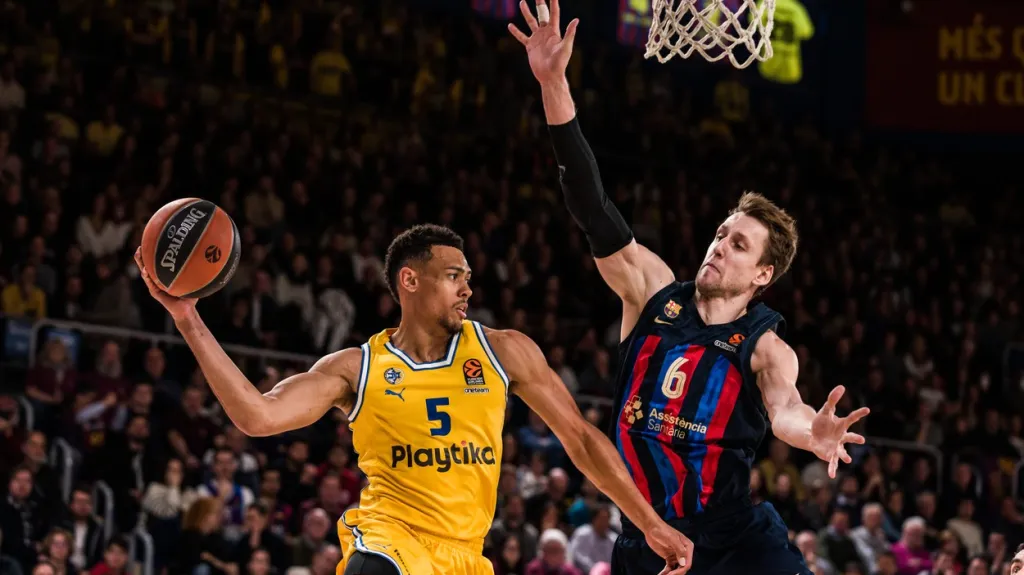 Jan Veselý z Barcelony (vpravo) v utkání Euroligy