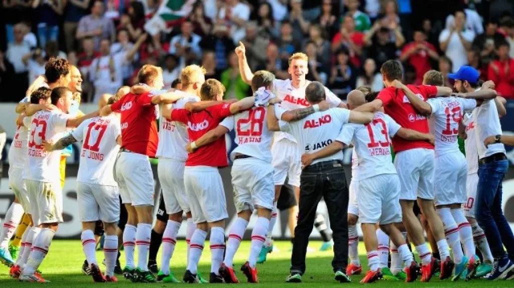 Fotbalisté Augsburgu slaví setrvání v Bundeslize