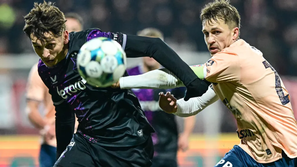 Mojmír Chytil ze Slavie (vlevo) v souboji s Tomášem Solilem z Pardubic