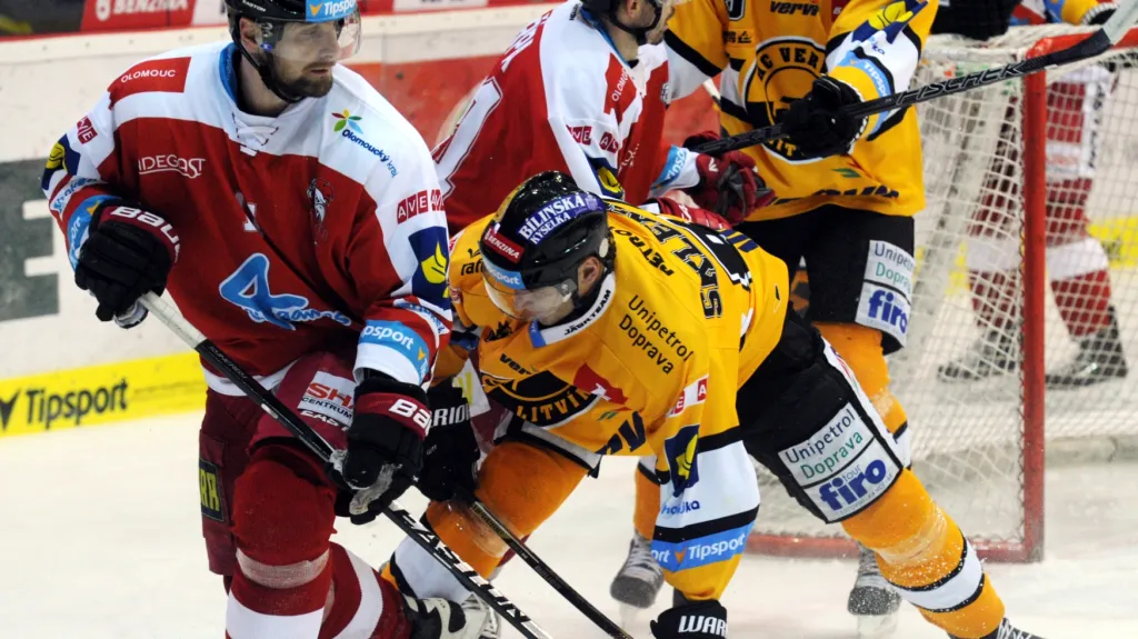 Olomoucký Pavel Skrbek (vlevo) v souboji s litvínovským Zbyňkem Skleničkou