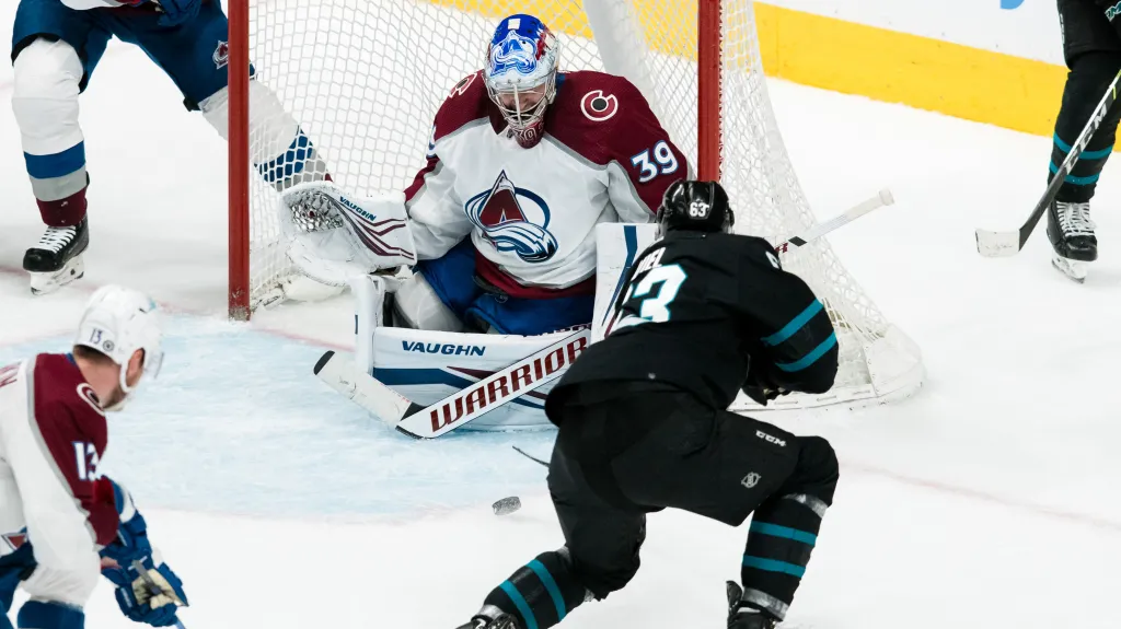 Brankář Pavel Francouz z Colorada čelí šanci San Jose