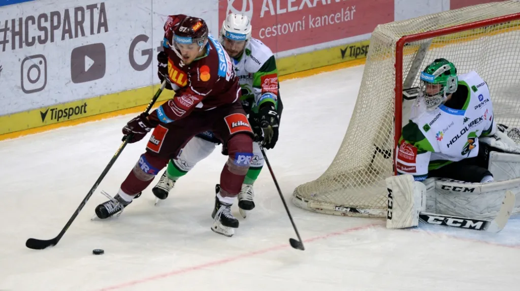 Karlovarský brankář Jan Bednář sleduje Jiřího Smejkala ze Sparty