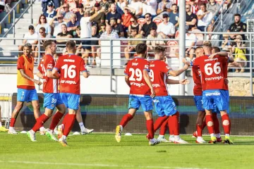 Fotbalisté Brna se radují z gólu