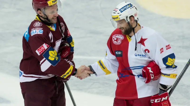 Jaroslav Hlinka a Petr Kadlec si podávají ruce po derby