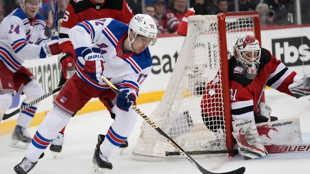 Filip Chytil drží puk u branky Vítka Vaněčka