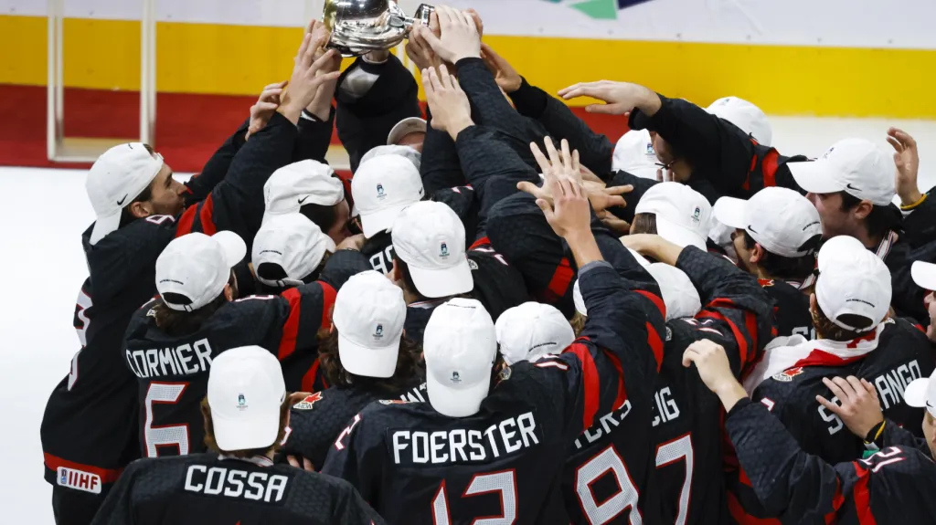 Kanaďané s pohárem pro juniorské mistry světa