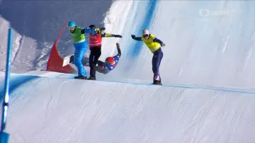 Semifinálová jízda české snowboardcrossové dvojice a pád Choury