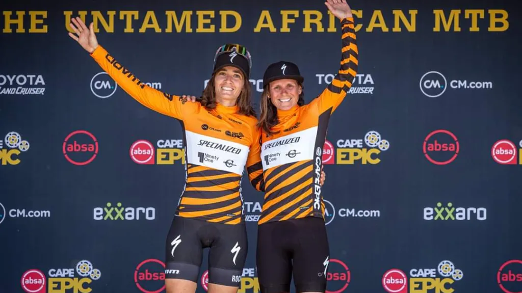 Kateřina Nash a Sofia Gomezová Villafaňeová oslavují vítězství v prologu Cape Epic