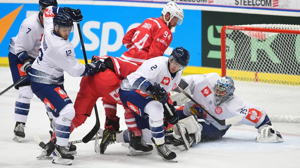 Gólman Vítkovic Matěj Machovský zasahuje v zápase Ligy mistrů proti Raperswilu