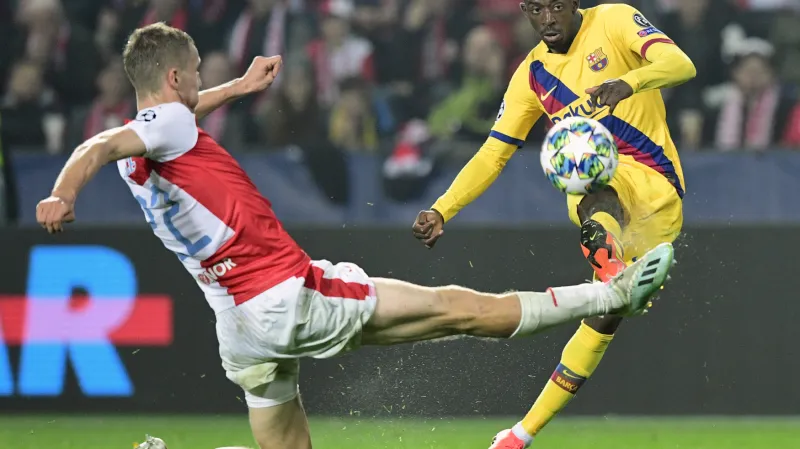 Tomáš Souček v duelu s Barcelonou