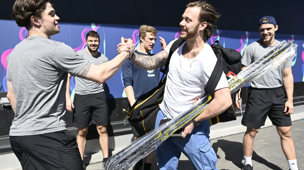 Pastrňák se vítá ve Finsku se spoluhráči