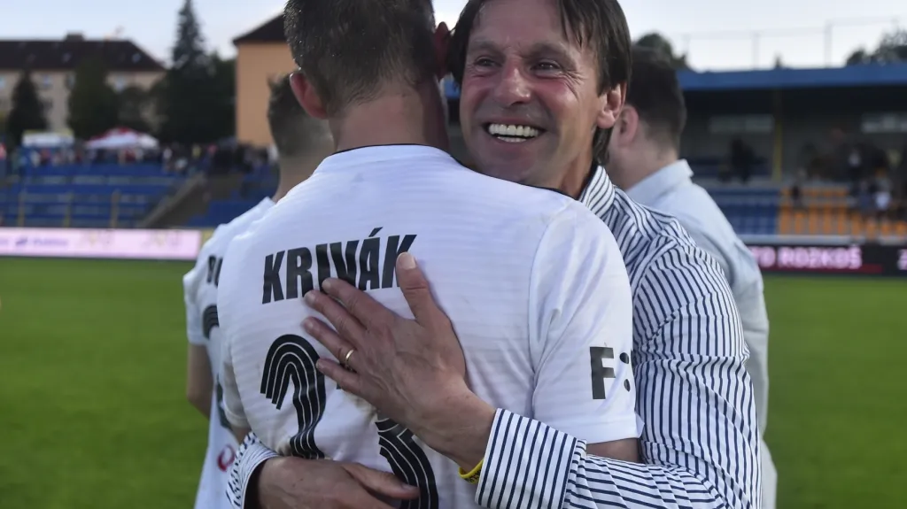 Kouč Karviné František Straka objímá po úspěšné baráži Jána Kriváka