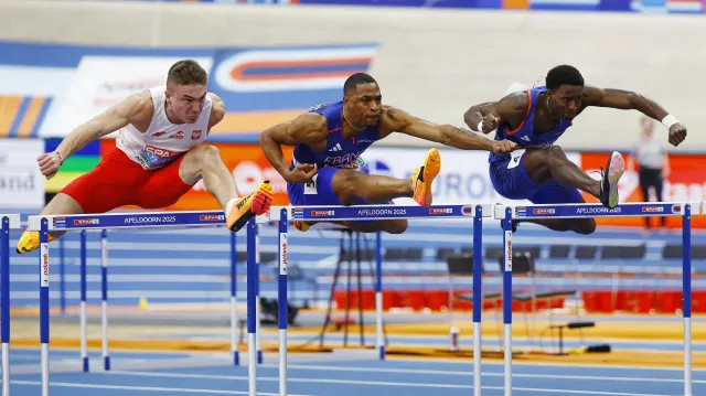 Finále závodu mužů na 60 metrů překážek